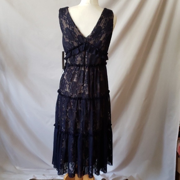 New Lace dress - Picture 2 of 4